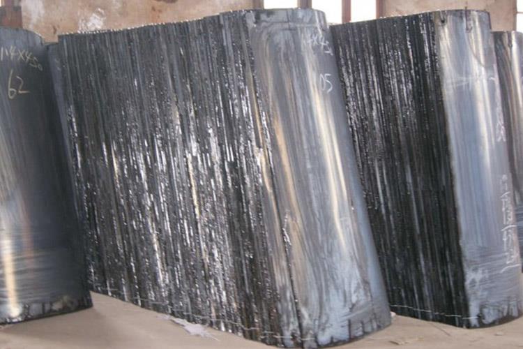 搪瓷溜槽又称煤溜子，溜煤板，主要用在运输煤炭，各种矿石等固体块状物体