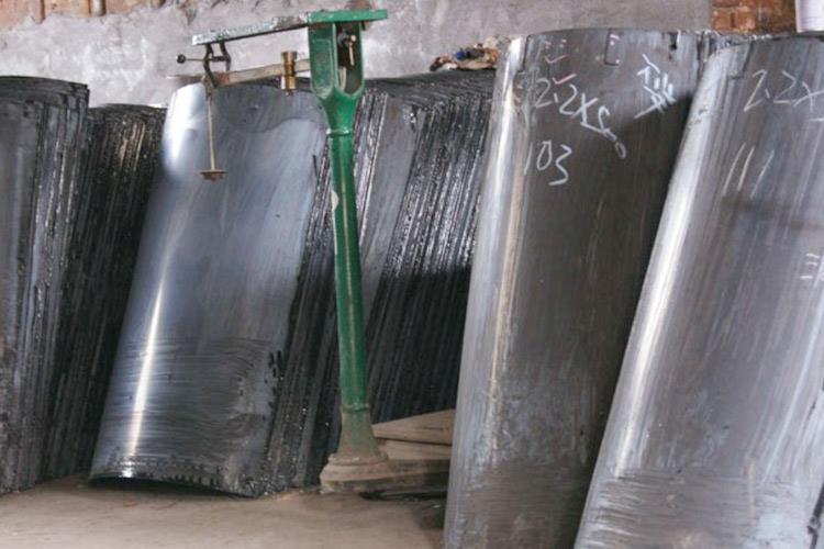 搪瓷溜槽生产时在钢板上涂一层瓷，起到顺滑作用，在倾斜角度大于250时，溜煤效果比较好